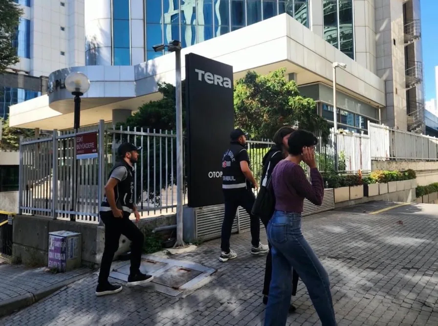 Officers from the Financial Crimes Branch Directorate enter the Tera building in Istanbul to arrest Tera Holding deputy general manager İbrahim Bekci, as searches proceed at Destek Holding, Destek Finans, Destek Aktif Crypto and Destek Yatırım and at the homes of those involved.